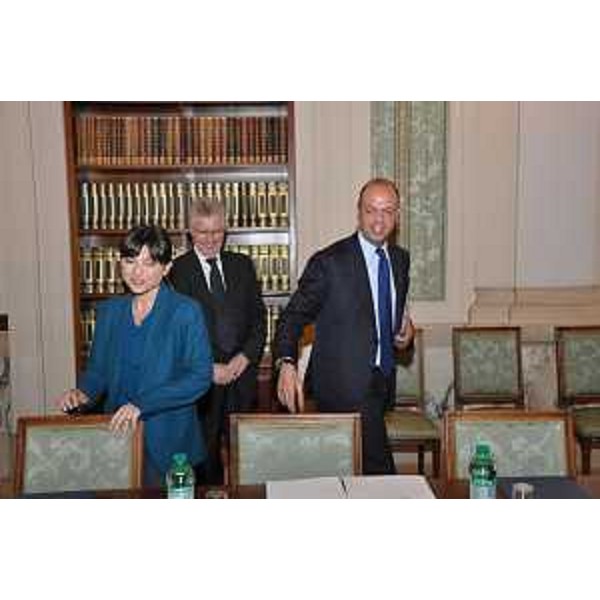 Debora Serracchiani (Presidente Regione Friuli Venezia Giulia), Daniele Bertuzzi (Segretario generale Presidenza Regione FVG) e Angelino Alfano (Ministro Interno) al Tavolo della firma del Protocollo d'intesa finalizzato all'attuazione del 112, Numero Unico di Emergenza Europeo (NUE), tra Ministero dell'Interno e Regione Friuli Venezia Giulia - Roma 31/05/2016