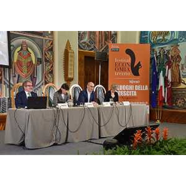 Roberto Maroni (Presidente Regione Lombardia), Debora Serracchiani (Presidente Regione autonoma Friuli Venezia Giulia), Ugo Rossi (Presidente Provincia autonoma Trento) e Nunzia Penelope (Giornalista) alla conferenza "Le regioni per la crescita" al Festival Economia Trento / I luoghi della crescita, nella Sala Depero del Palazzo della Provincia - Trento 03/06/2016 (Foto Corrado Poli)