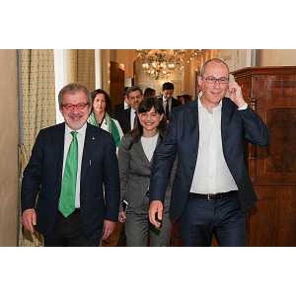 Incontro tra Roberto Maroni (Presidente Regione Lombardia), Debora Serracchiani (Presidente Regione autonoma Friuli Venezia Giulia) e Ugo Rossi (Presidente Provincia autonoma Trento) prima degli interventi al Festival Economia Trento / I luoghi della crescita - Trento 03/06/2016 (Foto Daniele Paternoster)