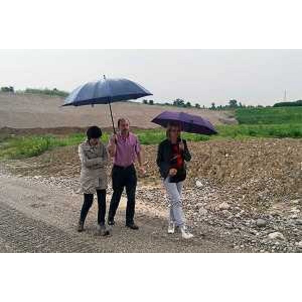 Sara Vito (Assessore regionale Ambiente) e Mara Giacomini (Sindaco Roveredo in Piano) in sopralluogo ai ripristini ambientali di alcune cave e discariche locali - Roveredo in Piano 08/06/2016