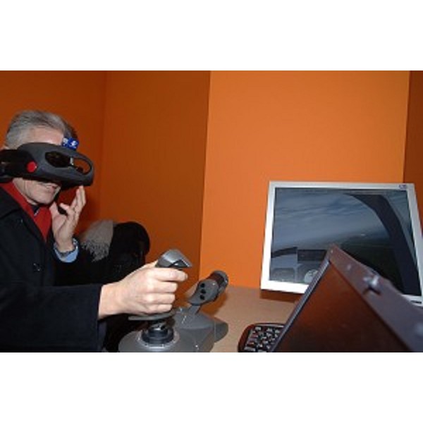 Riccardo Illy (Presidente Regione Friuli Venezia Giulia) prova simulatore di volo (Udine, 09/02/06)