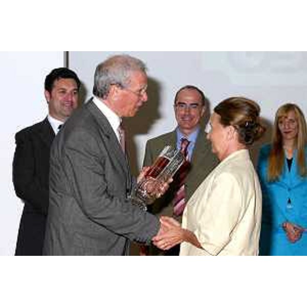 Emilio Felluga (Presidente Regionale del CONI), Federica Macrì premia Vascotto (Grado, 15/06/06)