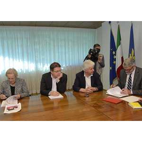 Maria Teresa Bassa Poropat (Presidente Provincia Trieste), Enrico Gherghetta (Presidente Provincia Gorizia), Claudio Pedrotti (Presidente Provincia Pordenone), Paolo Panontin (Assessore regionale Autonomie locali) alla firma dell'Accordo sul trasferimento di funzioni dalle Province alla Regione - Udine 15/06/2016
