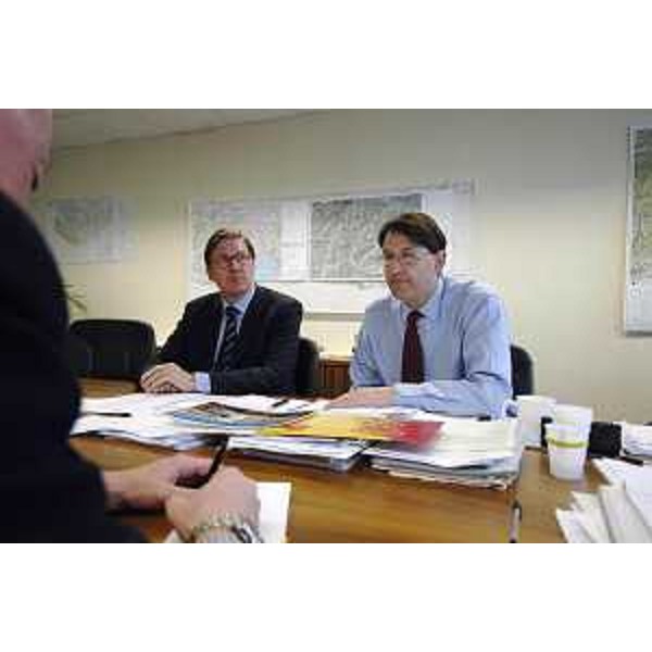 Lodovico Sonego (Assessore alle Infrastrutture di Trasporto) e Samer ad incontro su RO-LA trasporto intermodale tir (Trieste, 09/02/06)