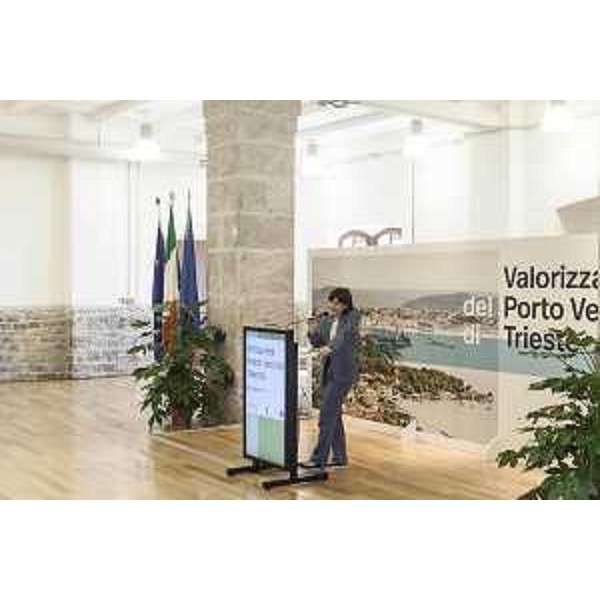 Debora Serracchiani (Presidente Regione Friuli Venezia Giulia) all'incontro per la firma del Protocollo d'intesa per la valorizzazione del Porto Vecchio di Trieste, nel Magazzino 26 - Trieste 28/05/2016 (Foto Fabrizio Giraldi)