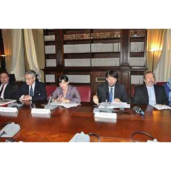 Cristiano Tiussi (Direttore Fondazione Aquileia), Antonio Zanardi Landi (Presidente Fondazione Aquileia), Debora Serracchiani (Presidente Regione Friuli Venezia Giulia), Dario Franceschini (Ministro Beni e Attività Culturali e Turismo) e Jahanbakhsh Mozaffari (Ambasciatore Repubblica Islamica Iran in Italia) alla conferenza stampa di presentazione della mostra "Leoni e Tori dall'Antica Persia ad Aquileia" - Roma 22/06/2016
