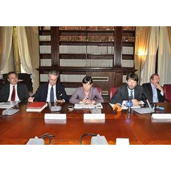 Cristiano Tiussi (Direttore Fondazione Aquileia), Antonio Zanardi Landi (Presidente Fondazione Aquileia), Debora Serracchiani (Presidente Regione Friuli Venezia Giulia), Dario Franceschini (Ministro Beni e Attività Culturali e Turismo) e Jahanbakhsh Mozaffari (Ambasciatore Repubblica Islamica Iran in Italia) alla conferenza stampa di presentazione della mostra "Leoni e Tori dall'Antica Persia ad Aquileia" - Roma 22/06/2016