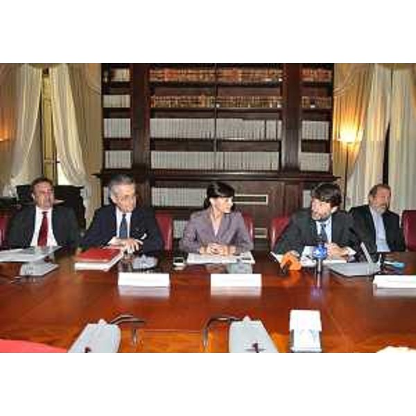 Cristiano Tiussi (Direttore Fondazione Aquileia), Antonio Zanardi Landi (Presidente Fondazione Aquileia), Debora Serracchiani (Presidente Regione Friuli Venezia Giulia), Dario Franceschini (Ministro Beni e Attività Culturali e Turismo) e Jahanbakhsh Mozaffari (Ambasciatore Repubblica Islamica Iran in Italia) alla conferenza stampa di presentazione della mostra "Leoni e Tori dall'Antica Persia ad Aquileia" - Roma 22/06/2016
