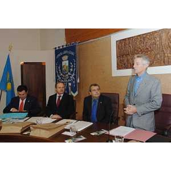 Riccardo Illy (Presidente Regione Friuli Venezia Giulia) e Luciano Pezzin (Sindaco Erto e Casso) nel corso dei lavori della Giunta regionale riunita nel Municipio di Erto e Casso. (Erto e Casso 26/10/07)