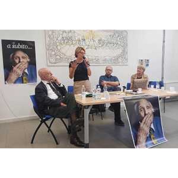 Alessandro Tessari (Università Trieste), Maria Sandra Telesca (Assessore regionale Salute, Integrazione socio-sanitaria, Politiche sociali e Famiglia), Luca Taddio (Direttore editoriale Mimesis Edizioni) e Rita Bernardini (Partito Radicale Transnazionale Transpartito) all'incontro "Uno di noi: la comunità carceraria in ricordo di Marco Pannella", alla Casa Circondariale - Gorizia 24/06/2016