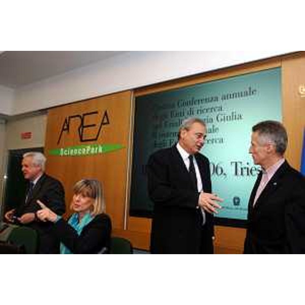 Riccardo Illy (Presidente Regione Friuli Venezia Giulia) e Roberto Antonione (Sottosegretario agli Affari Esteri) alla Quinta conferenza annuale Enti di Ricerca (Trieste, 08/02/06)