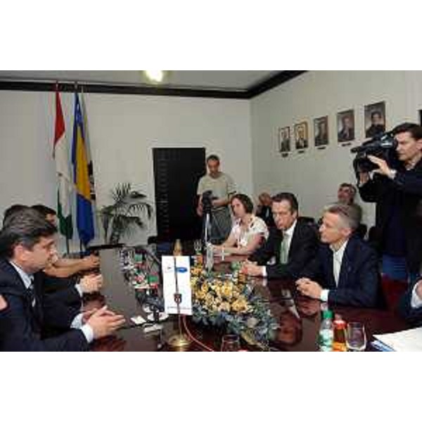 Riccardo Illy (Presidente Regione Friuli Venezia Giulia) con Denis Zvizdic (Primo Ministro del Cantone di Sarajevo) (Sarajevo 15/06/06) 