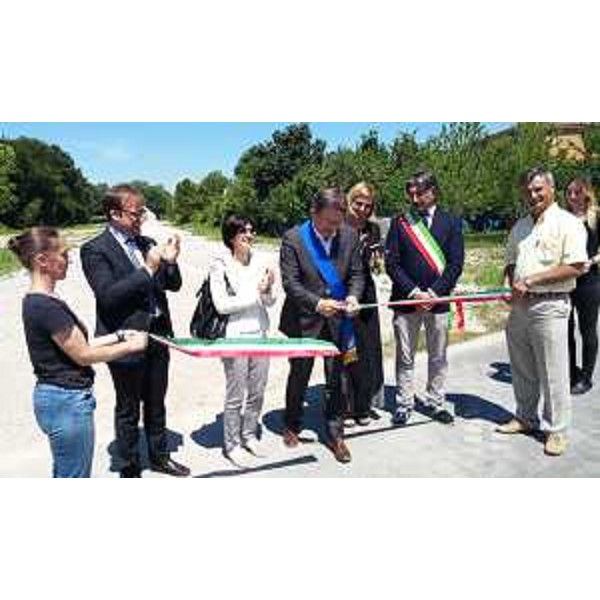 Giorgio Damiani (Presidente e amministratore delegato FVG Strade S.p.A.), Sara Vito (Assessore regionale Ambiente ed Energia), Enrico Gherghetta (Presidente Provincia Gorizia) e Antonio Calligaris (Sindaco Fogliano Redipuglia) all'inaugurazione dei lavori di abbattimento del cavalcavia e costruzione della rampa per la pista ciclabile sulla strada regionale 305 - Fogliano di Redipuglia 28/06/2016