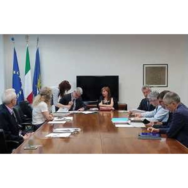 Paolo Panontin (Assessore regionale Autonomie locali e Coordinamento Riforme, Comparto unico) firma gli Accordi di trasferimento di funzioni dalle Province di Udine e Gorizia alla Regione FVG - Udine 28/06/2016