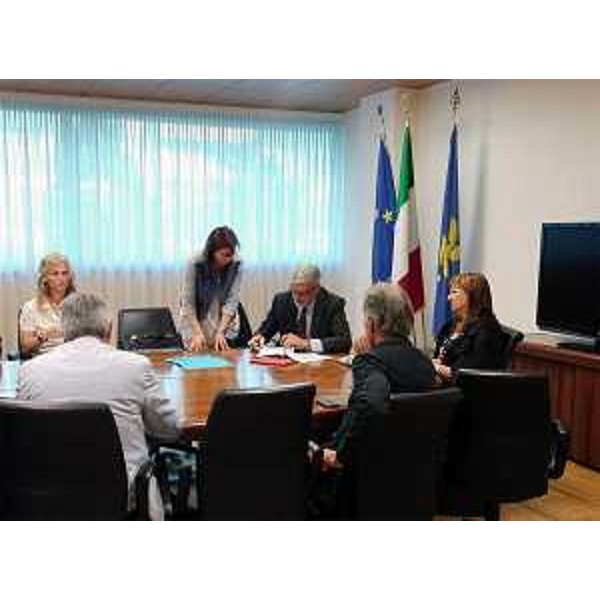 Paolo Panontin (Assessore regionale Autonomie locali e Coordinamento Riforme, Comparto unico) firma gli Accordi di trasferimento di funzioni dalle Province di Udine e Gorizia alla Regione FVG - Udine 28/06/2016