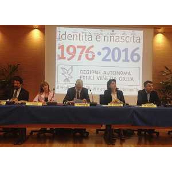 Gli assessori regionali Paolo Panontin (Autonomie locali e Coordinamento Riforme) e Mariagrazia Santoro (Infrastrutture e Territorio) al convegno "La Riforma dei contratti pubblici. Il nuovo Codice e la disciplina attuativa", nell'Auditorium Comelli della Regione FVG - Udine 30/06/2016