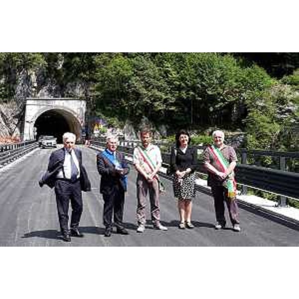 Franco Mattiussi (Vicepresidente e assessore Viabilità Provincia Udine), Pietro Fontanini (Presidente Provincia Udine), Ermes Petris (Sindaco Sauris), Mariagrazia Santoro (Assessore regionale Infrastrutture e Territorio) e Michele Benedetti (Sindaco Ampezzo) alla cerimonia di riapertura al transito del ponte ad arco della strada provinciale "del Lumiei", sul tratto che da Ampezzo porta a Sauris - 30/06/2016