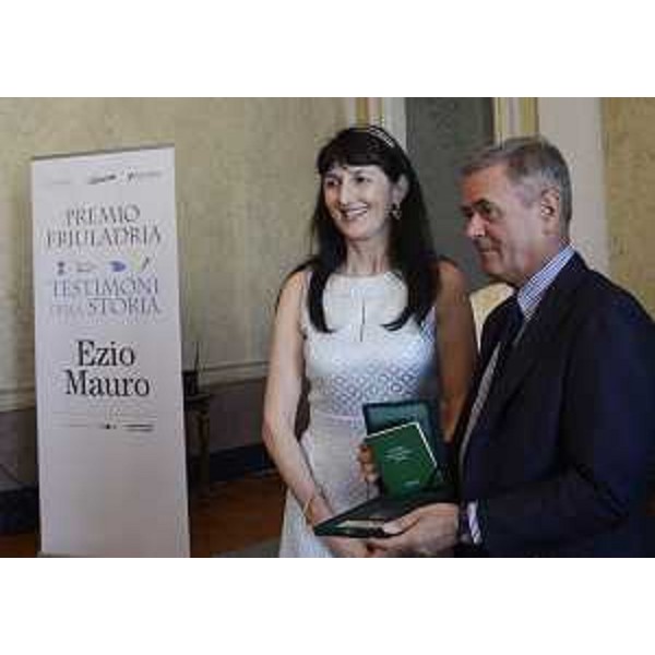 Chiara Mio (Presidente FriulAdria) consegna il Premio FriulAdria "Testimoni della storia", promosso dal Premio giornalistico internazionale Marco Luchetta, a Ezio Mauro, nel Palazzo della Regione FVG - Trieste 30/06/2016