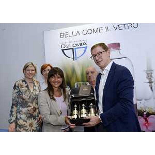 Debora Serracchiani (Presidente Regione Friuli Venezia Giulia) e Gilberto Zaina (Amministratore delegato Acqua Dolomia) - Cimolais (PN) 04/07/2016