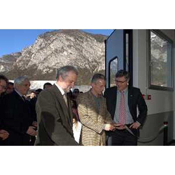 Riccardo Illy (Presidente Regione Friuli Venezia Giulia) all'inaugurazione del laboratorio plastica Agemont (Amaro, 04/02/06)