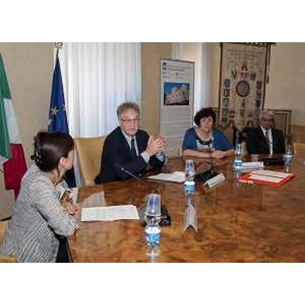 Maurizio Fermeglia (Rettore Università Trieste), Loredana Panariti (Assessore regionale Lavoro, Formazione, Istruzione, Pari Opportunità, Politiche giovanili, Ricerca e Università) e Giuseppe Sassonia (Direttore Area Agenzia regionale Lavoro) al Tavolo della firma per il rinnovo della Convenzione tra Regione FVG e Università di Trieste per la gestione dello Sportello dedicato ai Servizi per il Lavoro - Trieste 04/07/2016 (Foto UNITS)
