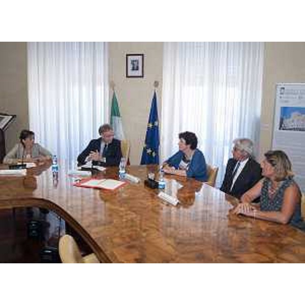 Maurizio Fermeglia (Rettore Università Trieste), Loredana Panariti (Assessore regionale Lavoro, Formazione, Istruzione, Pari Opportunità, Politiche giovanili, Ricerca e Università) e Giuseppe Sassonia (Direttore Area Agenzia regionale Lavoro) al Tavolo della firma per il rinnovo della Convenzione tra Regione FVG e Università di Trieste per la gestione dello Sportello dedicato ai Servizi per il Lavoro - Trieste 04/07/2016 (Foto UNITS)