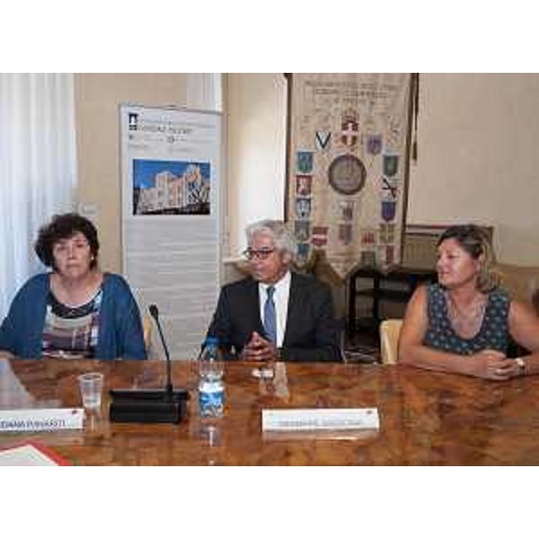 Loredana Panariti (Assessore regionale Lavoro, Formazione, Istruzione, Pari Opportunità, Politiche giovanili, Ricerca e Università) e Giuseppe Sassonia (Direttore Area Agenzia regionale Lavoro) al Tavolo della firma per il rinnovo della Convenzione tra Regione FVG e Università di Trieste per la gestione dello Sportello dedicato ai Servizi per il Lavoro - Trieste 04/07/2016 (Foto UNITS)