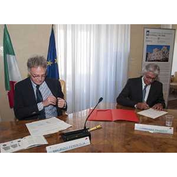 Maurizio Fermeglia (Rettore Università Trieste) e Giuseppe Sassonia (Direttore Area Agenzia regionale Lavoro) firmano il rinnovo della Convenzione tra Regione FVG e Università di Trieste per la gestione dello Sportello dedicato ai Servizi per il Lavoro - Trieste 04/07/2016 (Foto UNITS)