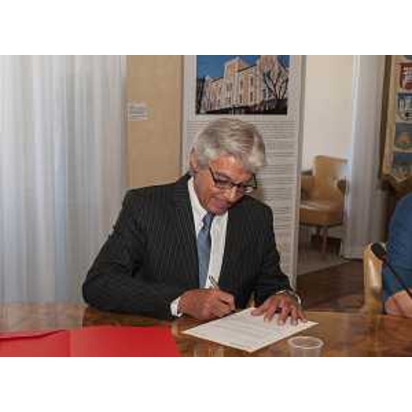 Giuseppe Sassonia (Direttore Area Agenzia regionale Lavoro) firma il rinnovo della Convenzione tra Regione FVG e Università di Trieste per la gestione dello Sportello dedicato ai Servizi per il Lavoro - Trieste 04/07/2016 (Foto UNITS)