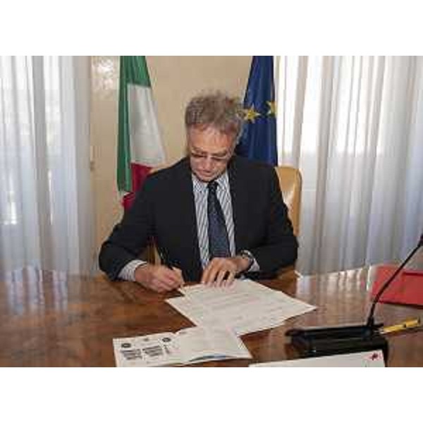 Maurizio Fermeglia (Rettore Università Trieste) firma il rinnovo della Convenzione tra Regione FVG e Università di Trieste per la gestione dello Sportello dedicato ai Servizi per il Lavoro - Trieste 04/07/2016 (Foto UNITS)