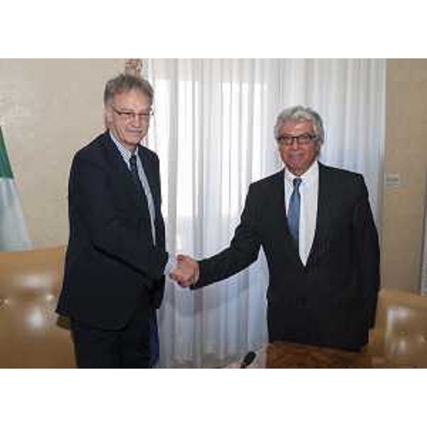 Maurizio Fermeglia (Rettore Università Trieste) e Giuseppe Sassonia (Direttore Area Agenzia regionale Lavoro) al Tavolo della firma per il rinnovo della Convenzione tra Regione FVG e Università di Trieste per la gestione dello Sportello dedicato ai Servizi per il Lavoro - Trieste 04/07/2016 (Foto UNITS)