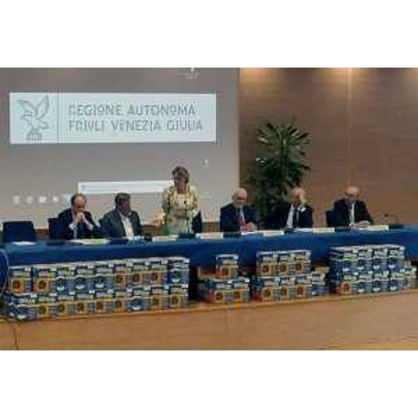 Gianni Torrenti (Assessore regionale Sport), Giorgio Brandolin (Presidente CONI FVG) e Maria Sandra Telesca (Assessore regionale Salute) alla cerimonia di consegna di 85 defibrillatori ad altrettante associazioni sportive del FVG - Udine 04/07/2016
