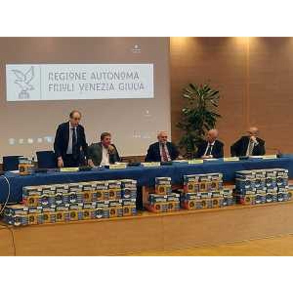 Gianni Torrenti (Assessore regionale Sport) e Giorgio Brandolin (Presidente CONI FVG) alla cerimonia di consegna di 85 defibrillatori ad altrettante associazioni sportive del FVG - Udine 04/07/2016