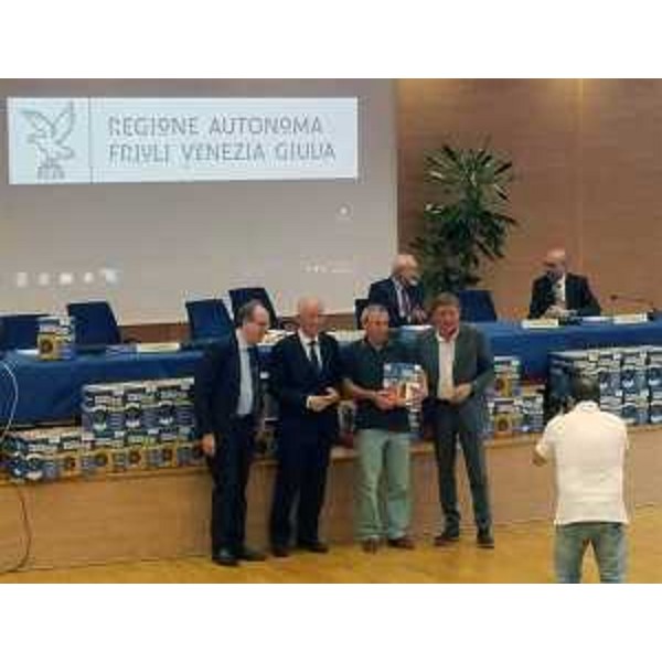 Gianni Torrenti (Assessore regionale Sport) e Giorgio Brandolin (Presidente CONI FVG) alla cerimonia di consegna di 85 defibrillatori ad altrettante associazioni sportive del FVG - Udine 04/07/2016