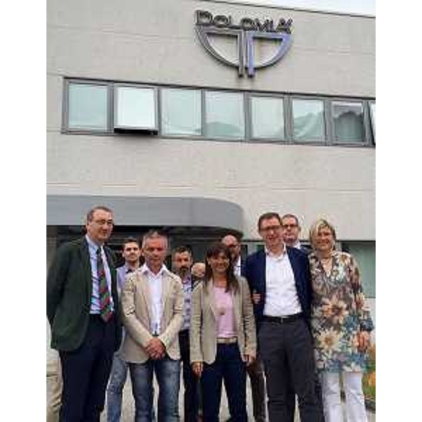Sergio Bolzonello (Vicepresidente Regione FVG e assessore Attività produttive), Claudio Traina (Sindaco Barcis), Debora Serracchiani (Presidente Regione Friuli Venezia Giulia), Gilberto Zaina (Amministratore delegato Acqua Dolomia) e Silvia Moretto (Socia Acqua Dolomia) - Cimolais (PN) 04/07/2016 (Foto Valeria Bacco)