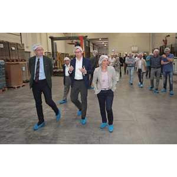 Sergio Bolzonello (Vicepresidente Regione FVG e assessore Attività produttive) e Debora Serracchiani (Presidente Regione Friuli Venezia Giulia) visitano lo stabilimento Acqua Dolomia accompagnati dall'amministratore delegato Gilberto Zaina - Cimolais (PN) 04/07/2016 (Foto Valeria Bacco)