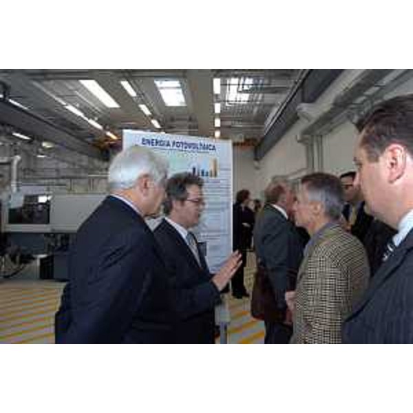 Riccardo Illy (Presidente Regione Friuli Venezia Giulia) ed Enzo Marsilio (Assessore Regionale per la Montagna) all'inaugurazione del laboratorio plastica Agemont (Amaro, 04/02/06)