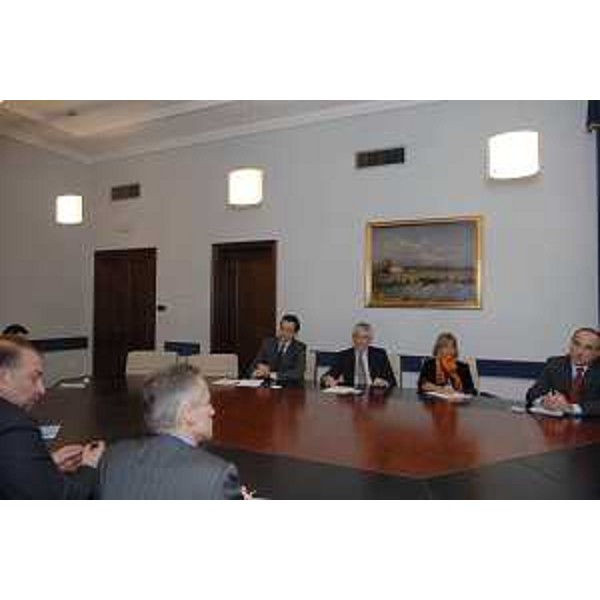 Riccardo Illy (Presidente Regione Friuli Venezia Giulia) e Roberto Cosolini (Assessore Regionale all'niversità e Ricerca) con i vertici General Electric International (Trieste, 03/02/06)