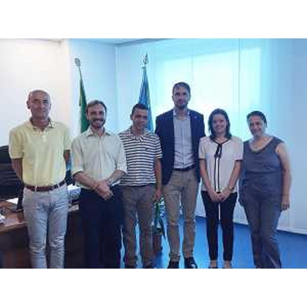 Francesco Miniussi (Direttore centrale Risorse agricole, forestali e ittiche Regione FVG), Dimitri Munini (Responsabile Attività Cooperazione internazionale - CeVI), Valmir Soares de Macedo (Direttore Centro Agricoltura alternativa Vicente Nica), Cristiano Shaurli (Assessore regionale Risorse agricole e forestali), Flavia Alves Guimarães (Settore Pianificazione Ministero Sviluppo agricolo Stato Minas Gerais) e Lucia Piani (Consigliera delegata Economia solidale e Rapporti con Brasile - CeVI), nel Palazzo della Regione FVG a Udine - luglio 2016