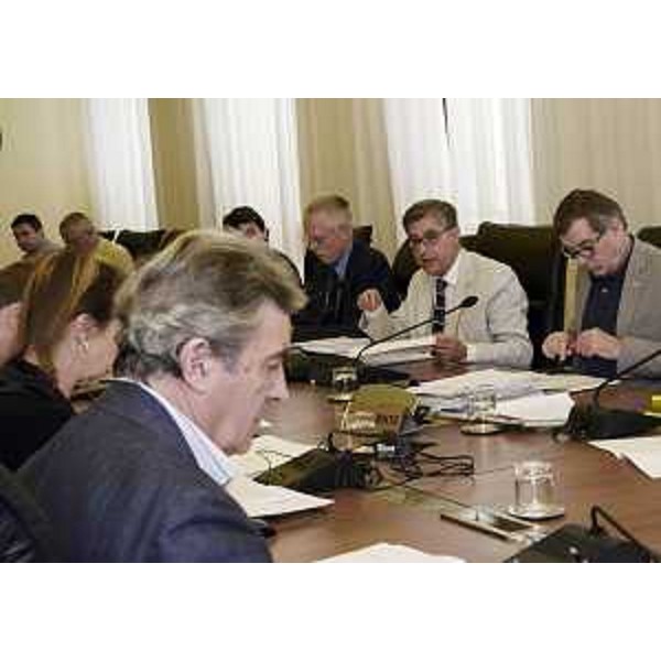 Francesco Peroni (Assessore regionale Finanze, Patrimonio, Coordinamento e Programmazione Politiche economiche e comunitarie) illustra i ddl n. 149 "Rendiconto generale della Regione FVG per l'esercizio finanziario 2015", n. 148 "Assestamento del Bilancio 2015 e del Bilancio pluriennale per gli anni 2015-2017 ai sensi dell'articolo 34 della LR 21/2007" e il DEFR 2017 alla I Commissione consiliare presieduta da Renzo Liva - Trieste 08/07/2016