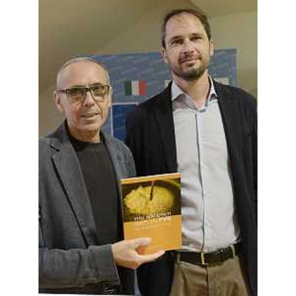 Mauro Nalato (Autore) e Cristiano Shaurli (Assessore regionale Risorse agricole e forestali) alla presentazione del libro "Vini macerati nati in FVG" - Udine 11/07/2016