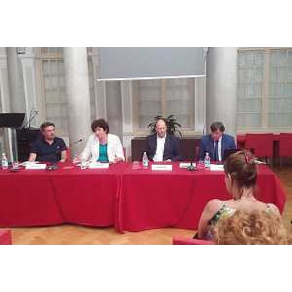 Loredana Panariti (Assessore regionale Lavoro, Formazione, Istruzione, Pari Opportunità, Politiche giovanili, Ricerca e Università) all'incontro illustrativo di azioni e opportunità disponibili per accompagnare le imprese nei processi occupazionali - Monfalcone 11/07/2016