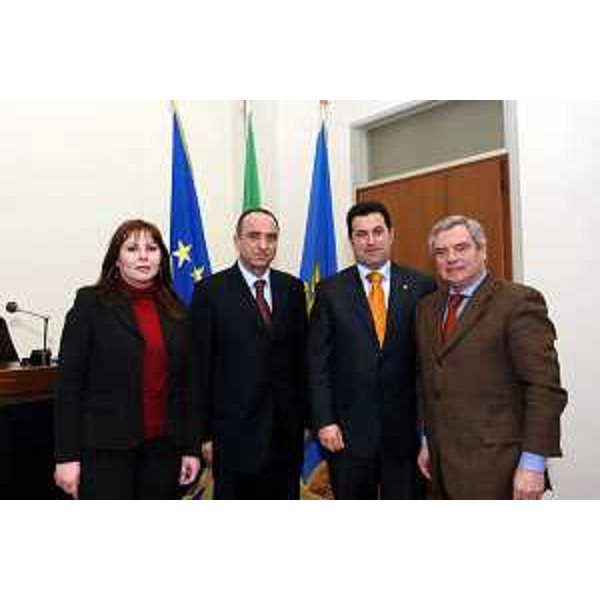 Franco Iacop (Assessore Regionale per le relazioni Internazionali, Comunitarie e Autonomie Locali), Tiziano Venier (direttore Centro Regionale servizi piccola e media impresa) e i rappresentanti Repubblica Serba di Bosnia (Udine, 31/01/06)