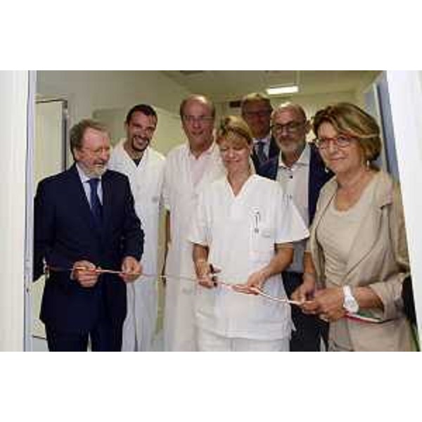 Nicola Delli Quadri (Direttore generale Azienda Sanitaria Universitaria Integrata / ASUI Trieste), Paolo Schincariol (Direttore sanitario Farmacia), Irina Cebuleč (Farmacista), Carlo Grilli (Assessore Politiche sociali Comune Trieste) e Maria Sandra Telesca (Assessore regionale Salute) all'inaugurazione dell'Unità Farmaci Antiblastici / UFA all'Ospedale Maggiore - Trieste 14/07/2016