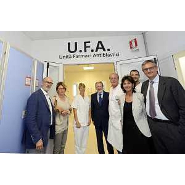Carlo Grilli (Assessore Politiche sociali Comune Trieste), Maria Sandra Telesca (Assessore regionale Salute), Irina Cebuleč (Farmacista), Nicola Delli Quadri (Direttore generale Azienda Sanitaria Universitaria Integrata / ASUI Trieste) e Paolo Schincariol (Direttore sanitario Farmacia) all'inaugurazione dell'Unità Farmaci Antiblastici / UFA all'Ospedale Maggiore - Trieste 14/07/2016