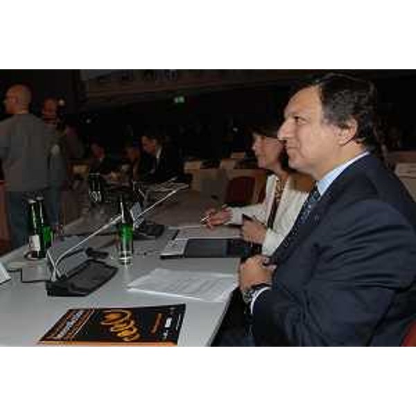 Josè Manuel Barroso (Presidente della Commissione Europea) con depliant Innovaction (Salisburgo, 28/01/06)