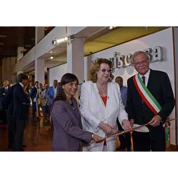 Debora Serracchiani (Presidente Regione Friuli Venezia Giulia), Diana Bracco (Presidente Fondazione Bracco), Roberto Fasan (Sindaco Torviscosa) alla presentazione del progetto di digitalizzazione dell'Archivio Snia Viscosa - Torviscosa (UD) 15/07/2016