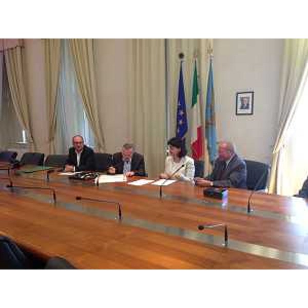 Alido Gerussi (Presidente Scuola Mosaicisti), Mariagrazia Santoro (Assessore regionale Infrastruttre e Territorio), Sergio Pascoli (Presidente Scriptorium Foroiuliense) alla presentazione della collaborazione che comprende i settori dell'arte calligrafa e del mosaico - Trieste 18/07/2016