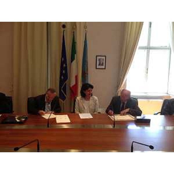 Alido Gerussi (Presidente Scuola Mosaicisti), Mariagrazia Santoro (Assessore regionale Infrastruttre e Territorio), Sergio Pascoli (Presidente Scriptorium Foroiuliense) alla presentazione della collaborazione che comprende i settori dell'arte calligrafa e del mosaico - Trieste 18/07/2016