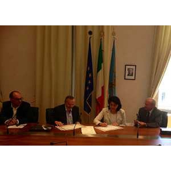 Alido Gerussi (Presidente Scuola Mosaicisti), Mariagrazia Santoro (Assessore regionale Infrastruttre e Territorio), Sergio Pascoli (Presidente Scriptorium Foroiuliense) alla presentazione della collaborazione che comprende i settori dell'arte calligrafa e del mosaico - Trieste 18/07/2016